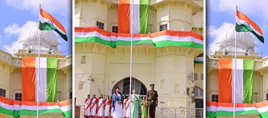 Vice Chancellor hoisting the national flag during the Independence Day ceremony at University of Lucknow