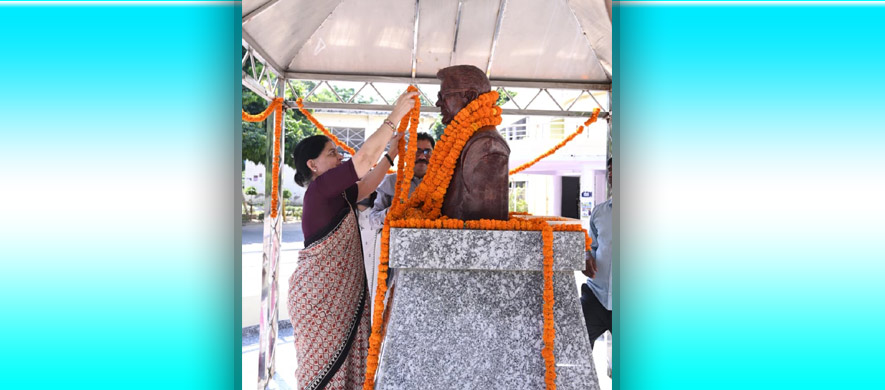 Honorable Vice-Chancellor offering a garland at the statue of Dr. Lohia